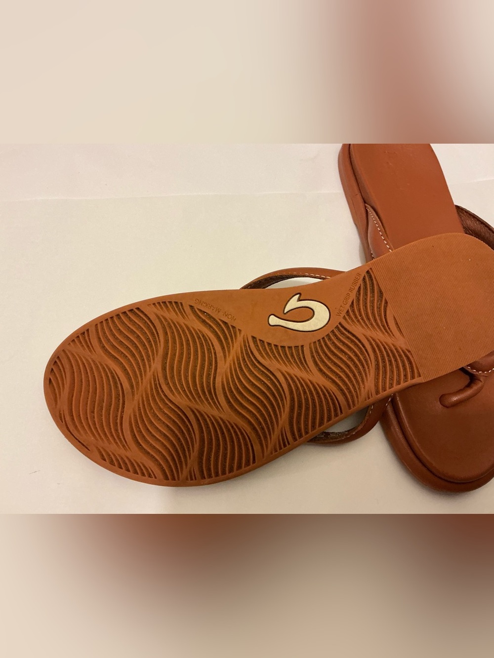 OluKai Brown Tiare Leather Flip Flop Sandals $120 - Picture 3 of 6